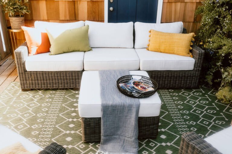 How to Design a Relaxing Outdoor Living Area?